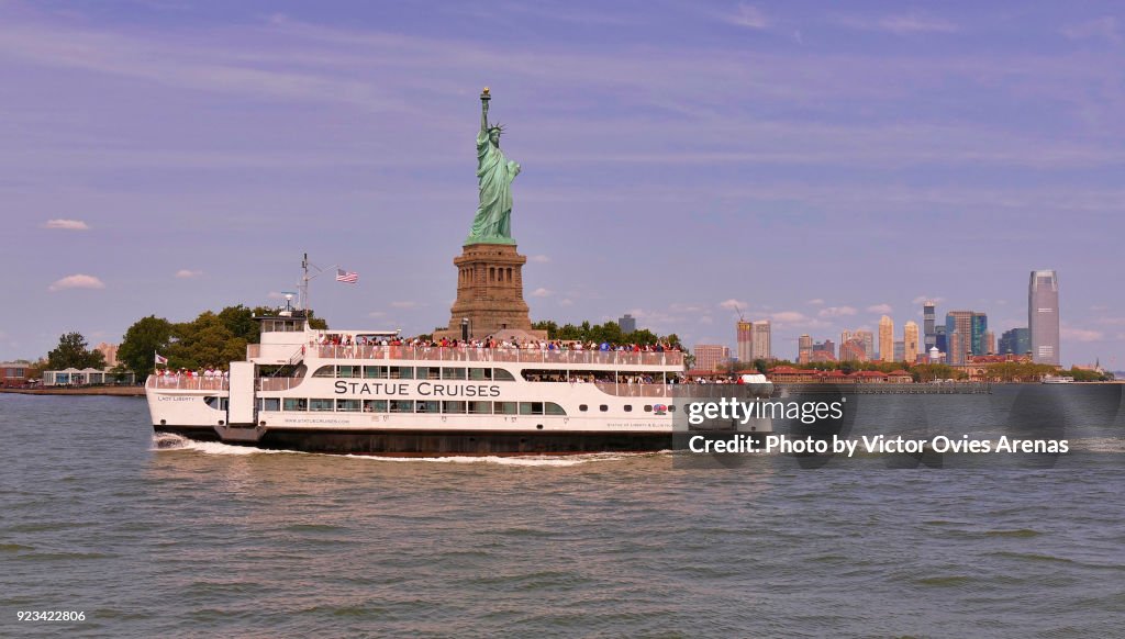 Ferry to Liberty Island, Statue of Liberty and Manhattan skyline, New York, USA