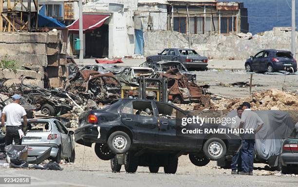 Members of the UN commission of inquiry probing former Lebanese prime minister Rafiq Hariri's death remove cars from the site where Hariri died in an...