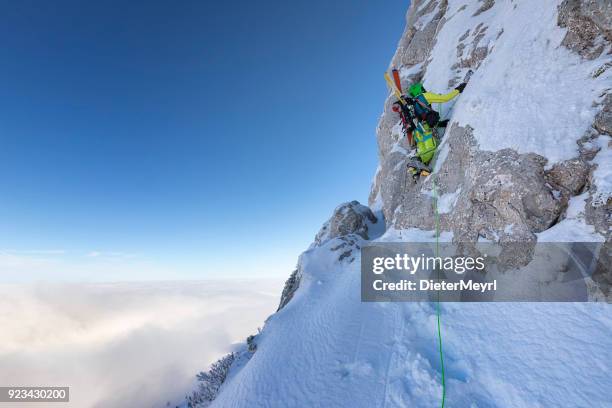 ski touring - freerider op de weg naar de top - mount kampenwand, alpen - extreem skiën stockfoto's en -beelden