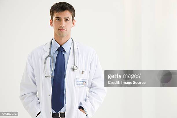 portrait d'un médecin - cravate fond blanc photos et images de collection