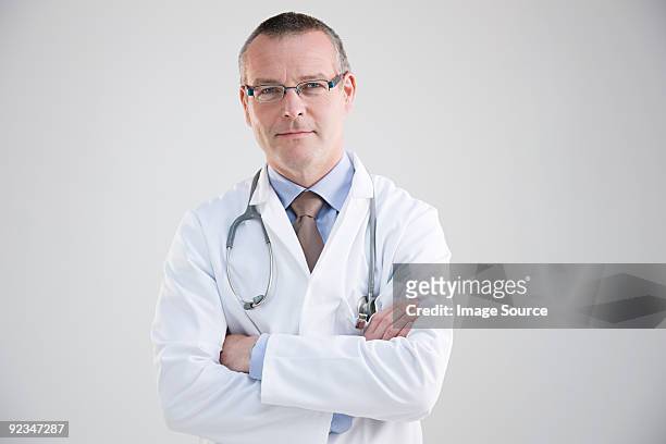 retrato de um médico - braços cruzados imagens e fotografias de stock
