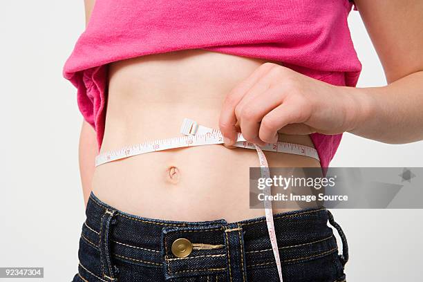 girl measuring waist - anorexie nerveuse photos et images de collection