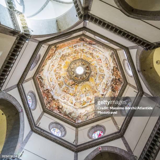 cattedrale di santa maria del fiore, the dome with the fresco il giudizio universale - filippo brunelleschi foto e immagini stock