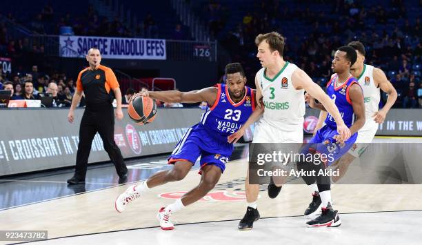 Toney Douglas, #23 of Anadolu Efes Istanbul competes with Kevin Pangos, #3 of Zalgiris Kaunas during the 2017/2018 Turkish Airlines EuroLeague...