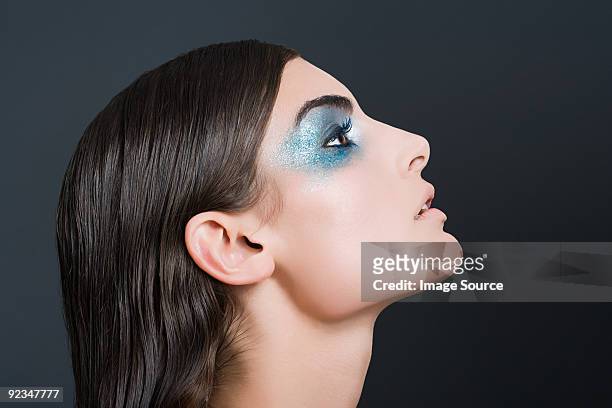 frau mit blauen augen make-up mit glitzerelementen - eye shadow stock-fotos und bilder