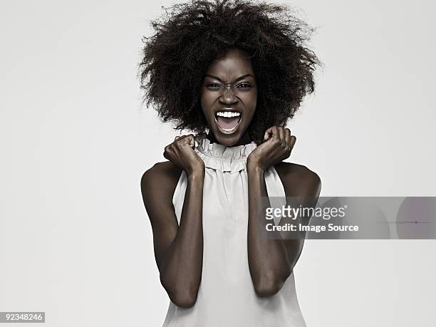 schöne junge frau mit einem afro-frisur - afro frisur stock-fotos und bilder
