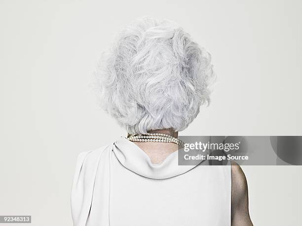 vue arrière d'une femme âgée à poils gris - cheveux gris photos et images de collection