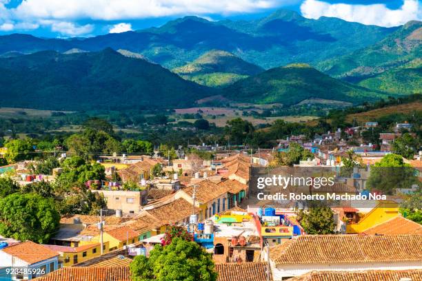 trinidad, cuba: aerial view of the colonial town houses roof and the escambray mountains as the backdrop - trinidad stock-fotos und bilder