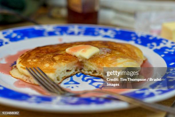 cast iron cooked macadamia nut pancakes - dutch pancakes stockfoto's en -beelden