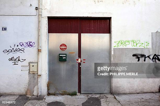 Picture taken on October 26, 2009 in Lyon, central France shows an entrance of a house where false printed Algerian Dinar banknotes where made by...
