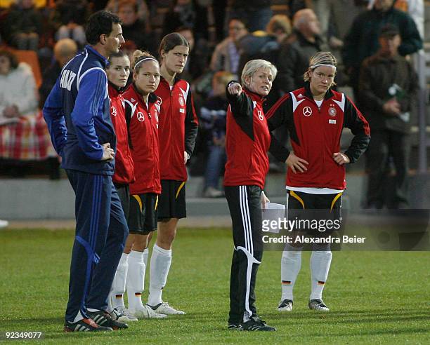 Team coach Silvia Neid of the women's German national football team talks to Saskia Bartusiak , goalkeeper coach Michael Fuchs , Simone Laudehr ,...