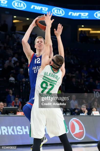 Brock Motum of Anadolu Efes in action against Edgaras Ulanovas of Zalgiris Kaunas during the Turkish Airlines Euroleague basketball match between...