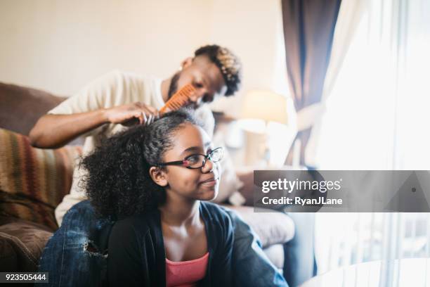 Unterstützende Vater hilft Tochter Zopf Haare