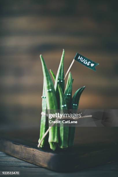 abraço de vida peculiar de legumes quiabo em grupo - okra - fotografias e filmes do acervo