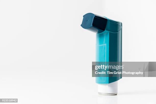 asthma inhaler - kleine bloedsomloop stockfoto's en -beelden
