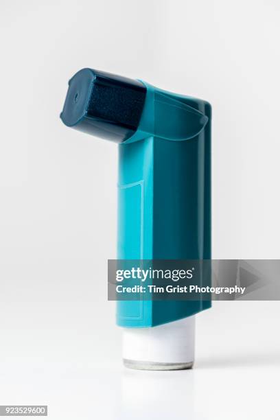 asthma inhaler - kleine bloedsomloop stockfoto's en -beelden