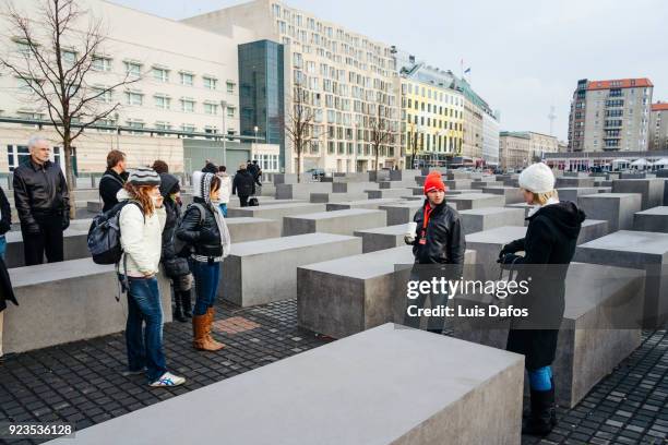 tour group at the memorial to the murdered jews of europe - peter eisenman stock pictures, royalty-free photos & images