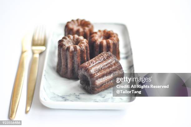 canelés de bordeaux - canelé stock-fotos und bilder