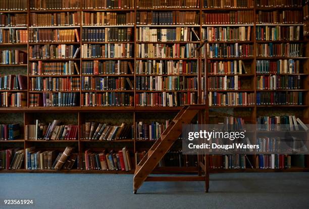 traditional wooden steps in vintage library. - bookshelf photos et images de collection
