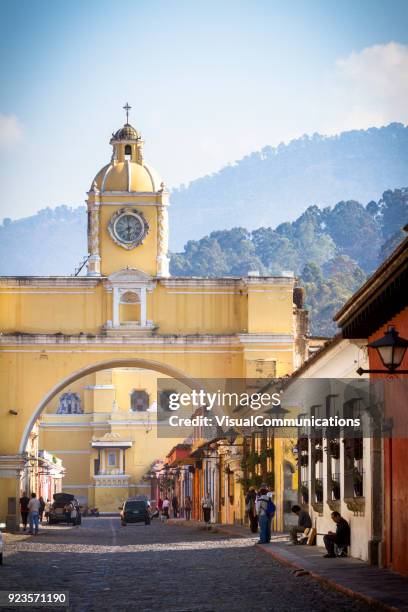 st catarina arc in antigua guatemala. - ruina antigua stock pictures, royalty-free photos & images