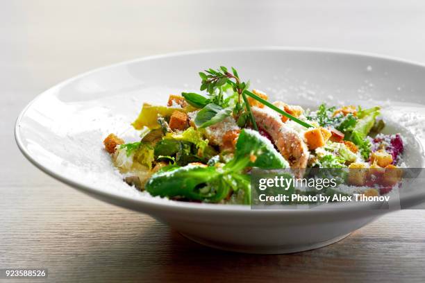 caesar salad - hoofdgerecht stockfoto's en -beelden