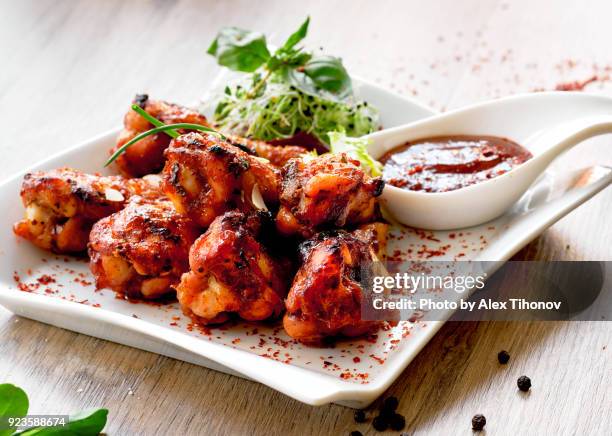 grilled chicken wings - serving dish foto e immagini stock