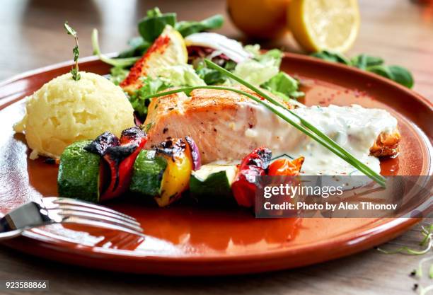 salmon steak dish - plat de présentation photos et images de collection