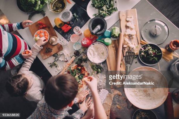 pizza fatta in casa per cena - family cooking foto e immagini stock