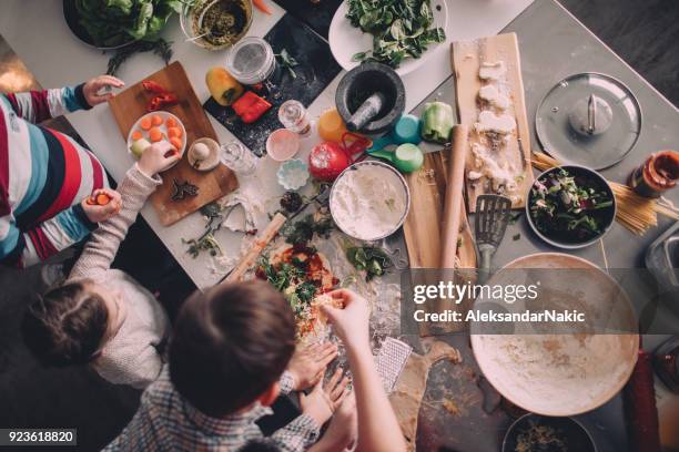 zelfgemaakte pizza eten - zelfgemaakt stockfoto's en -beelden