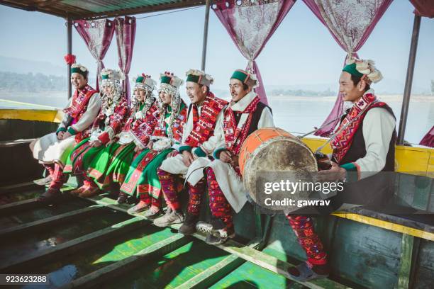 folkmusiker och dansare kinnaur ridning i en båt. - himachal bildbanksfoton och bilder