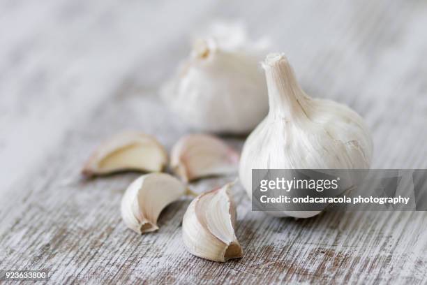 garlic cloves over a rustic background - garlic clove - fotografias e filmes do acervo
