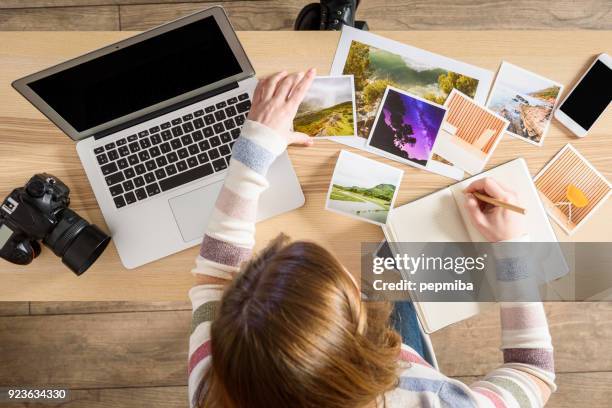 frau, die planung der nächsten fotos - personal organizer stock-fotos und bilder