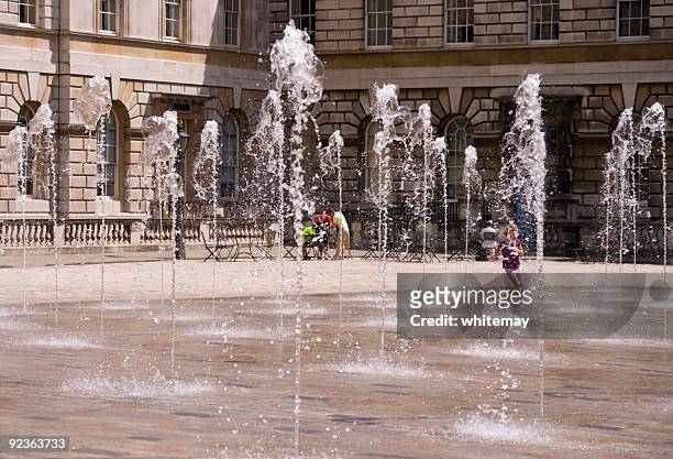 fountains and fun - the strand london 個照片及圖片檔