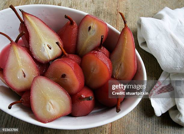 poached pears in white dish. - gepocheerd stockfoto's en -beelden