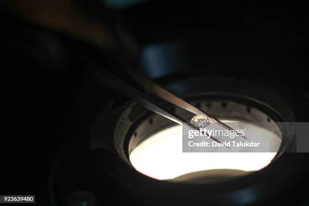 a diamond under a microscope - gemology stockfoto's en -beelden