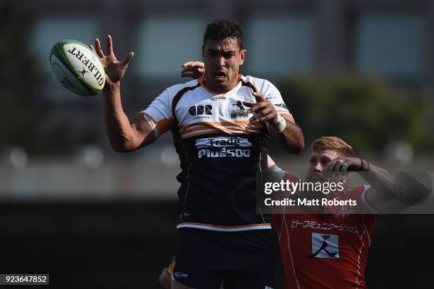 Rory Arnold of the Brumbies competes for the ball against Edward Quirk of the Sunwolves during the Super Rugby round 2 match between Sunwolves and...