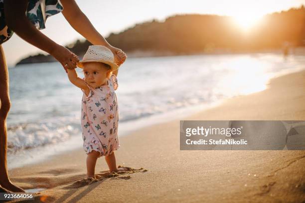 ontspannen op zonsondergang - baby sommer stockfoto's en -beelden