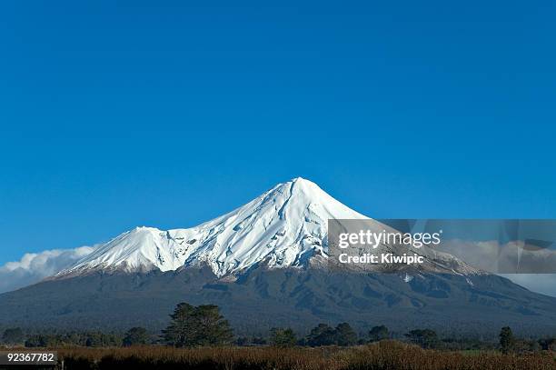 mt taranaki (egmont) - mt taranaki stock pictures, royalty-free photos & images