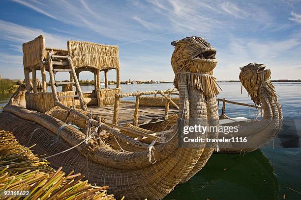 reed boat in puno, peru - uros inseln stock-fotos und bilder