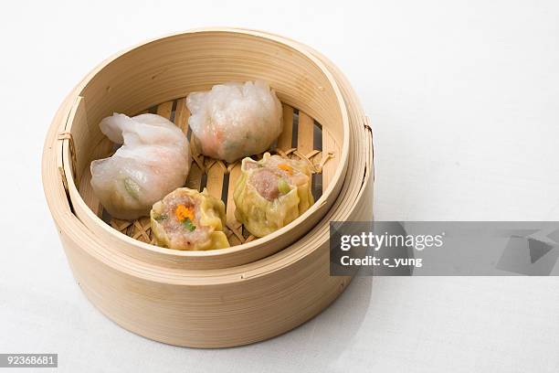 dimsum hagao and shumai mix in a chinese bamboo steam basket - dim sum stockfoto's en -beelden