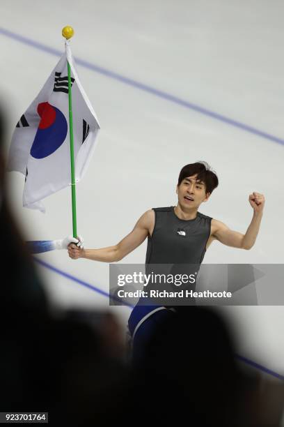 Seung-Hoon Lee of Korea celebrates winning the gold medal during the Men's Speed Skating Mass Start Final on day 15 of the PyeongChang 2018 Winter...