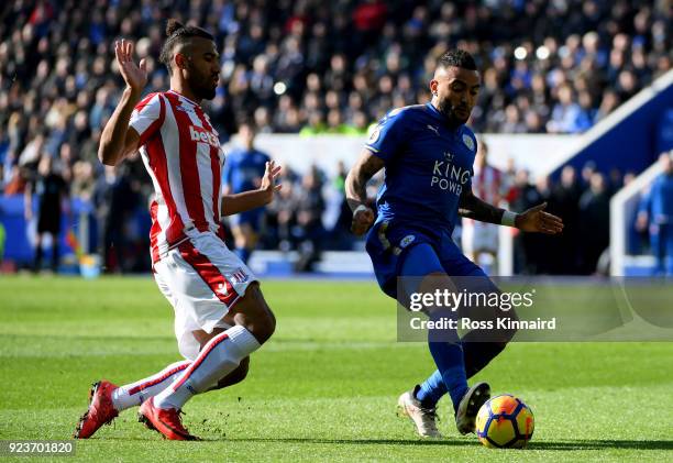 Maxim Choupo-Moting of Stoke City chases down Danny Simpson of Leiceter City during the Premier League match between Leicester City and Stoke City at...