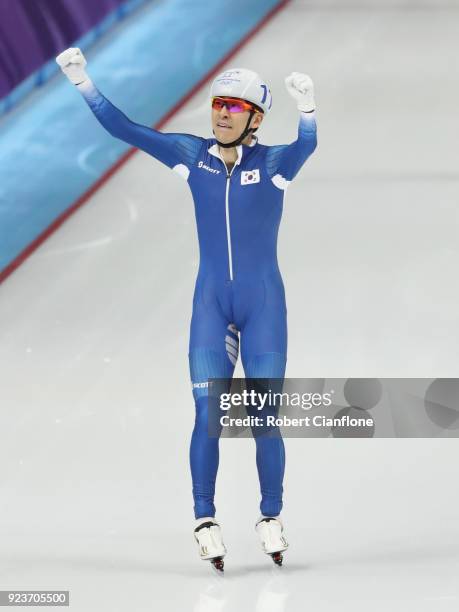 Seung-Hoon Lee of Korea celebrates winning gold in the Men's Speed Skating Mass Start Final on day 15 of the PyeongChang 2018 Winter Olympic Games at...