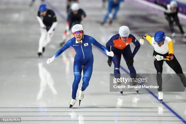 Seung-Hoon Lee of Korea races to the finish line ahead of Bart Swings of Belgium and Koen Verweij of Netherlands to win the gold medal during the...