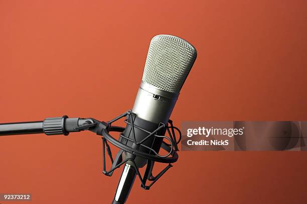 microphone de studio - poste de radio photos et images de collection