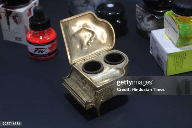 Inkpot Renaissance 122 Inkpot Stock Photos, High-Res Pictures, and Images - Getty Images