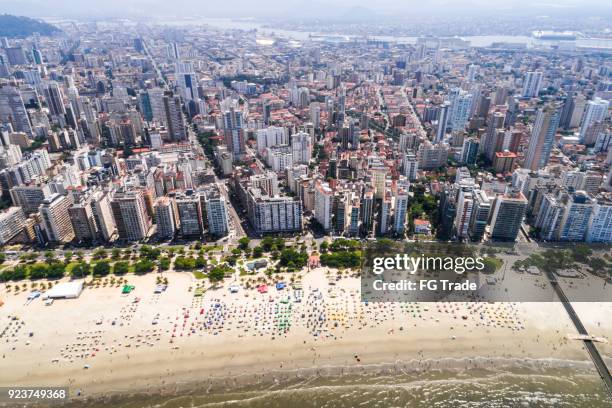 herrliche aussicht auf santos küste im bundesstaat sao paulo, brasilien - são paulo city stock-fotos und bilder