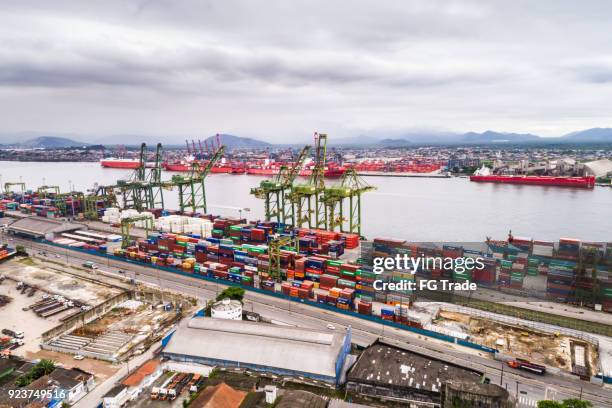 vista aérea del puerto de santos en brasil - dock fotografías e imágenes de stock