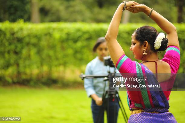 frauen machen lehr-video - bharatanatyam indischer tanzstil stock-fotos und bilder