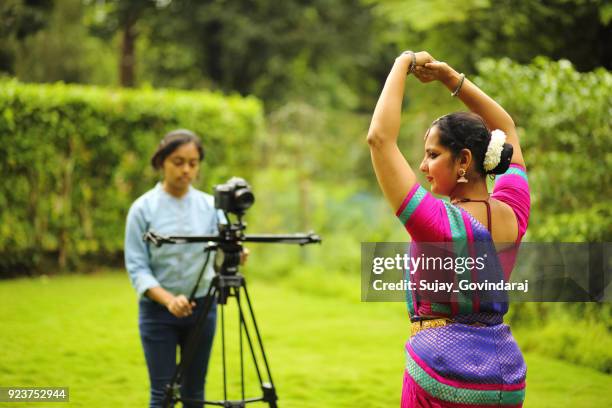 females making instructional video - film crew stock pictures, royalty-free photos & images